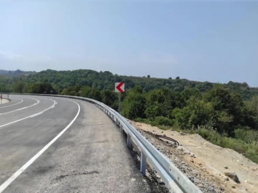 Heyelanda kapanan sahil yolu trafiğe açıldı