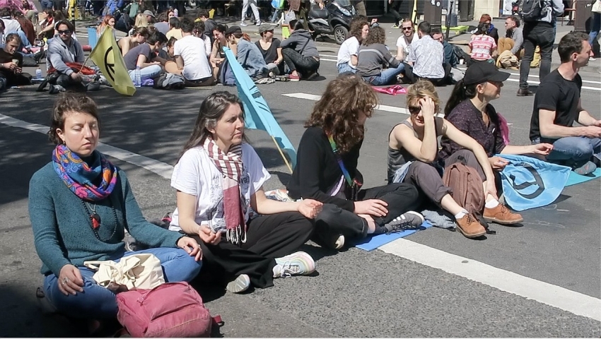 Fransa’da iklim aktivistleri cumhurbaşkanı adaylarını protesto etti