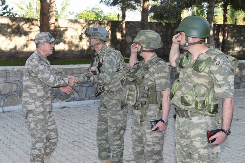 Orgeneral Akar Hakkari’de birlikleri denetledi