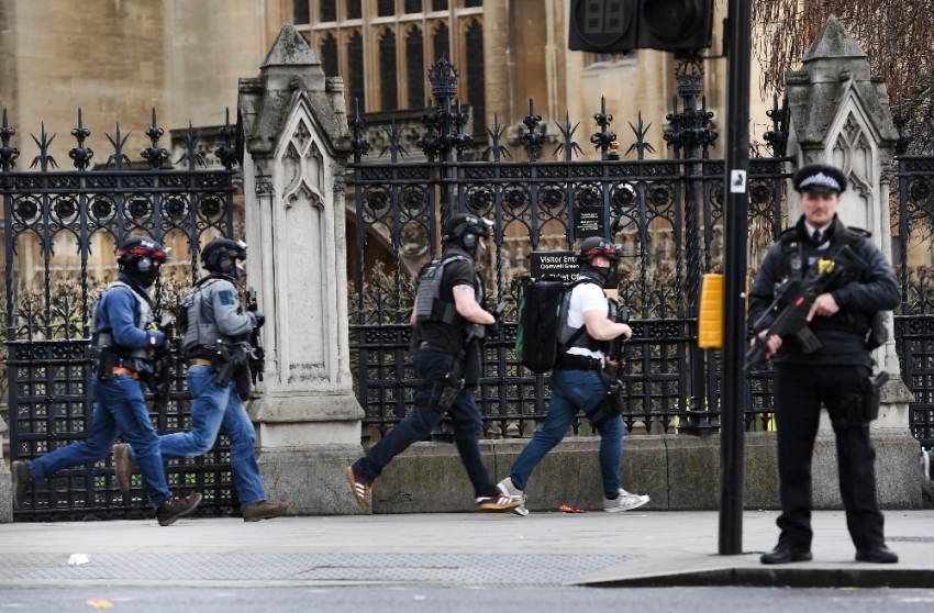 Londra'da şüpheli paket alarmı