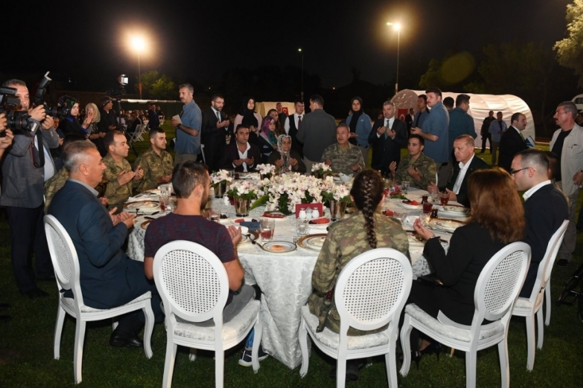 Erdoğan, Mehmetçik ile iftar yaptı