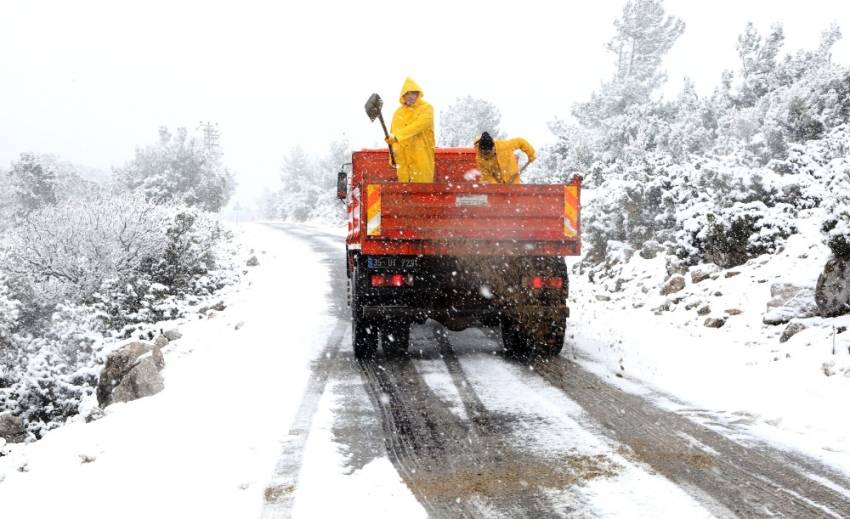 İzmir’de kar bastırdı