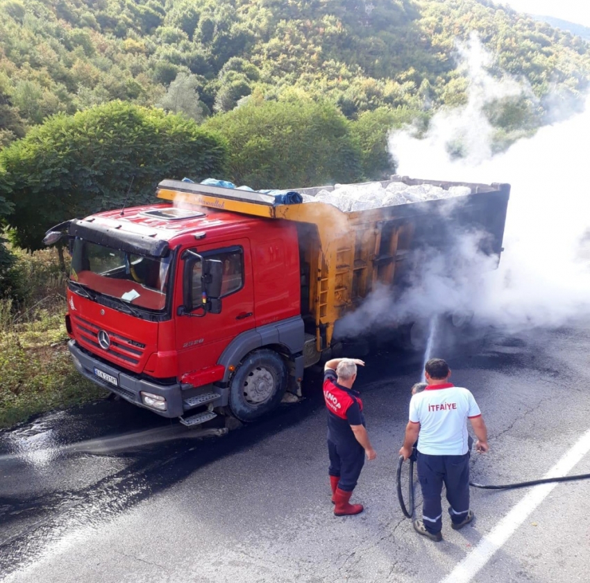 Sinop’ta taş yüklü kamyon alev aldı