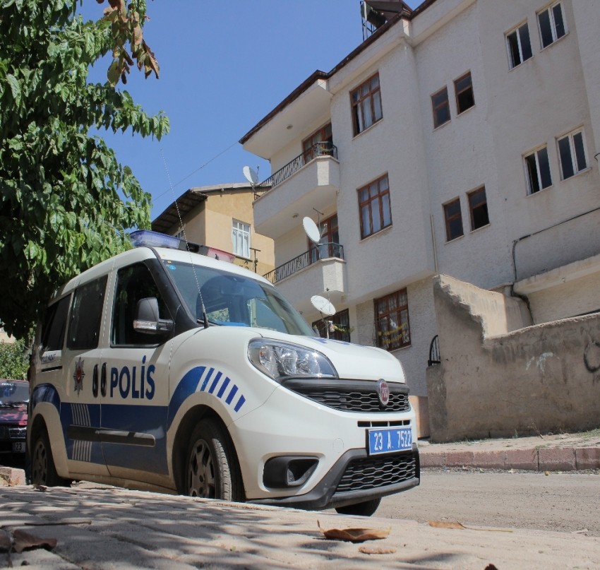 Önce annesini, sonra ağabeyini bıçakladı