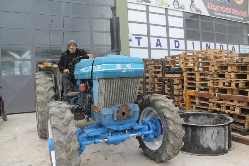 Motor ustası düz traktörü 4x4 hâline getiriyor