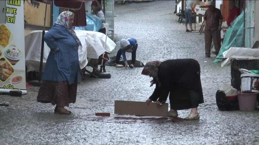 Sağanak yağış hayatı olumsuz etkiledi