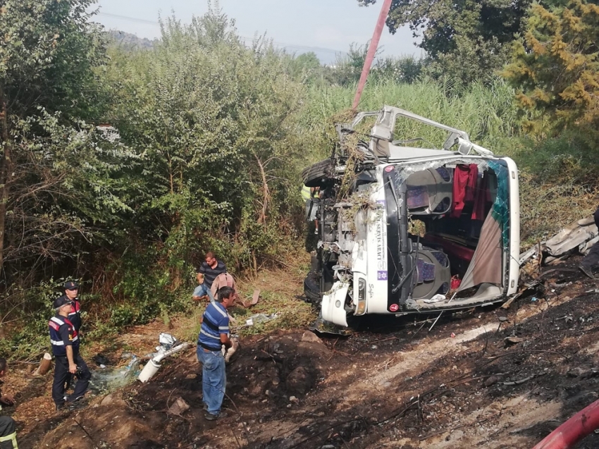 Devrilen servis otobüsü alev aldı: 20’si ağır 45 yaralı