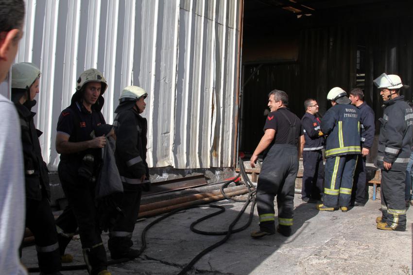 Bursa'da fabrika yangını, 2 işçiyi zehirledi