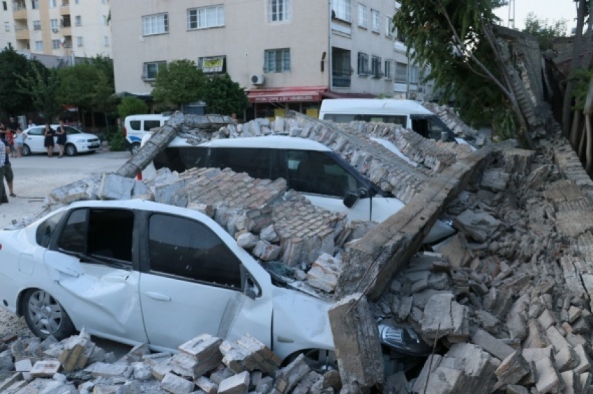  Fabrika duvarı araçların üzerine çöktü.