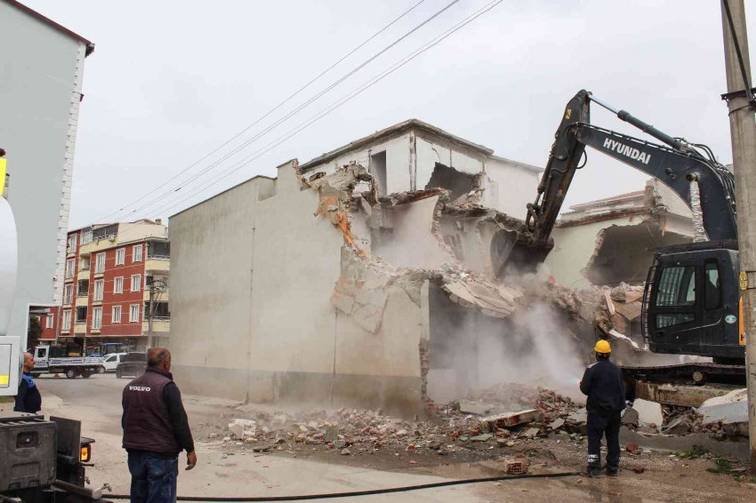 Karacabey’de ulaşıma engel olan yapı ortadan kaldırıldı