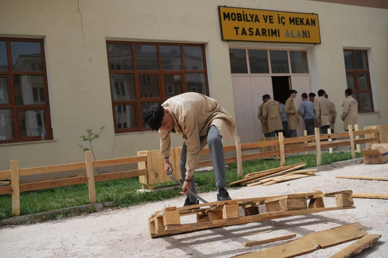 Arı gibi çalışan öğrenciler atık malzemelerden ahşap eşyalar üretiyorlar