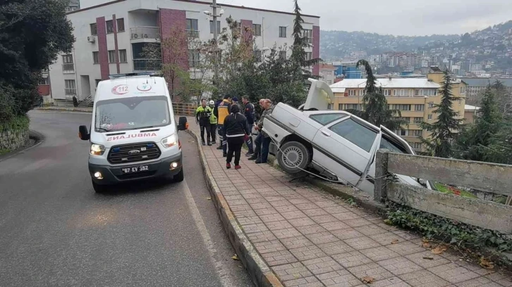 Faciaya ramak kala, otomobille duvarda askıda kaldılar
