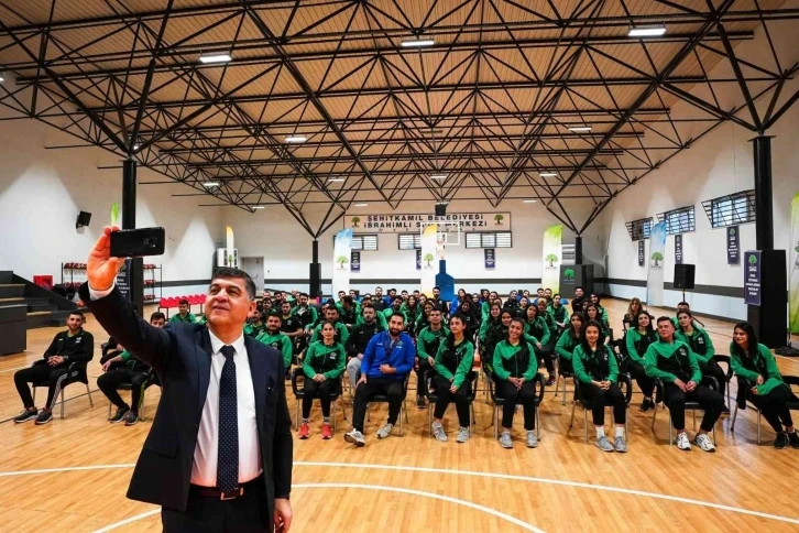 Fadıloğlu Polis Meslek Eğitim Merkezleri sınavına hazırlanan gençlerle buluştu
