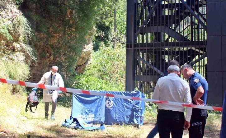 Falezlerden sahile inen asansörün yanında genç adamın cesedi bulundu
