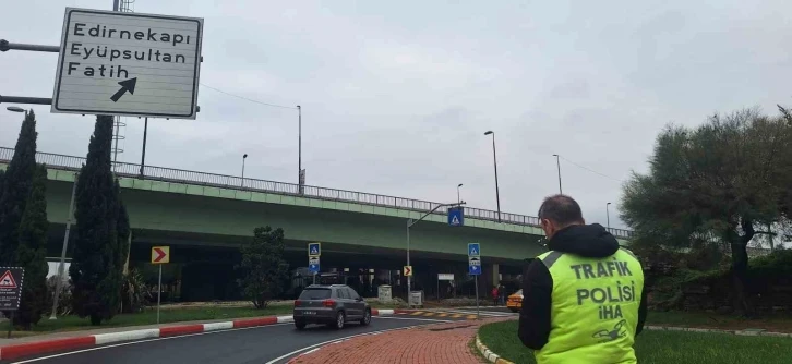 Fatih’te yayalara yol vermeyen sürücü tepki gösterse de cezadan kaçamadı
