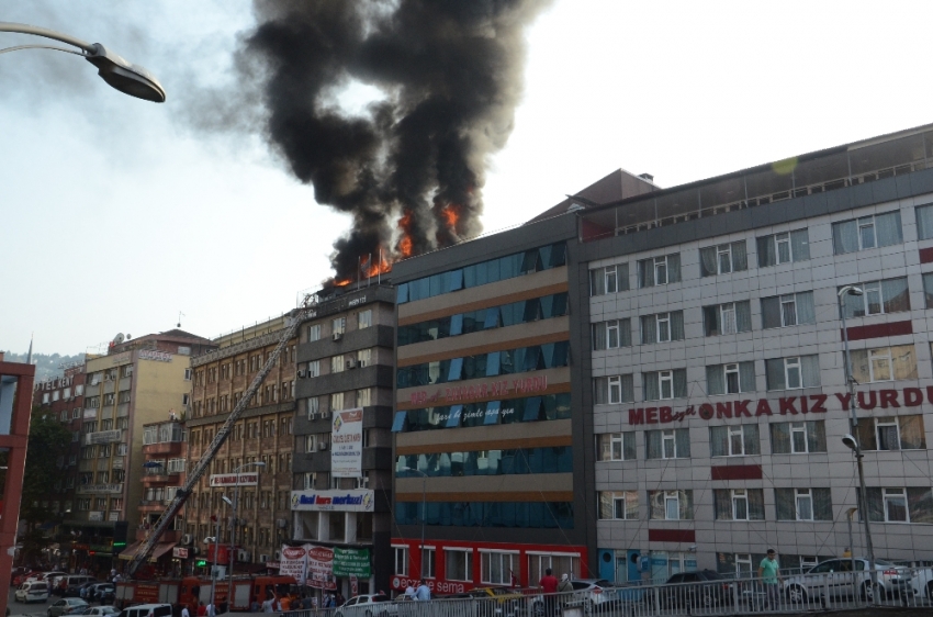 Kız yurdunun yanında çıkan yangın paniğe yol açtı