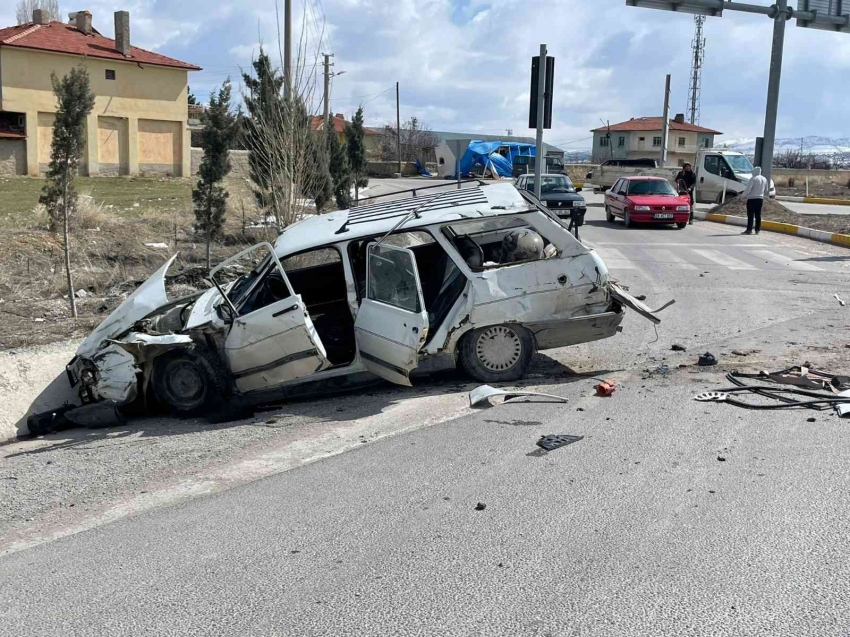 Tırla otomobilin çarpıştığı kazada biri çocuk 4 kişi yaralandı