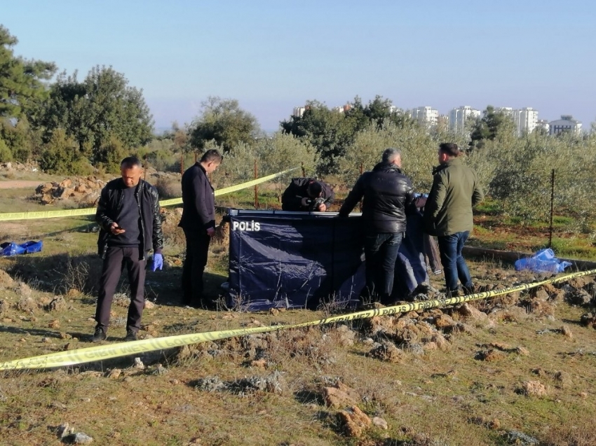 Antalya’da boş arazide erkek cesedi bulundu