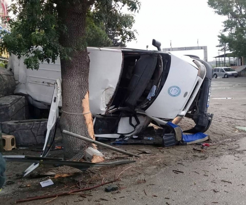 İşçileri taşıyan midibüs devrildi: 20 yaralı