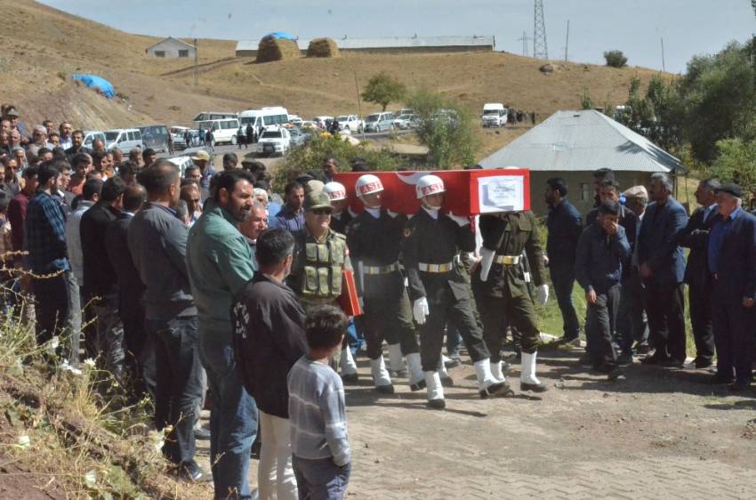 Şehit koruculara gözü yaşlı veda