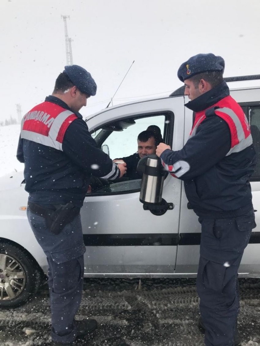 Jandarmadan karda yolda mahsur kalan araç sürücülerine sıcak çay ikramı