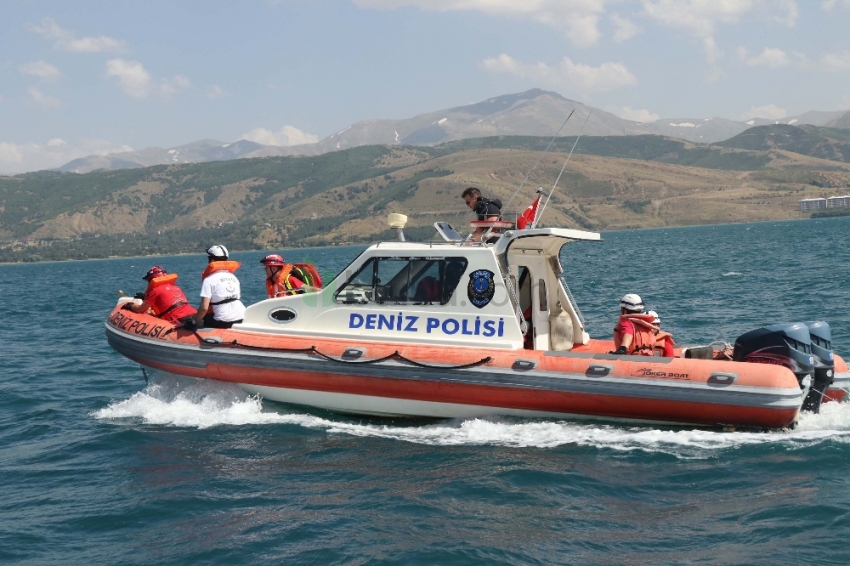 Van Gölü’nde nefes kesen hasta kurtarma tatbikatı