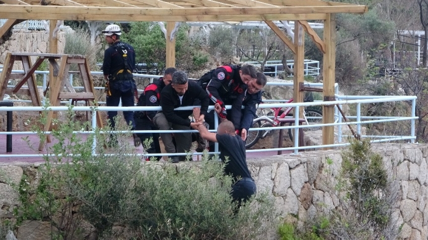 Polis, çiçek sözüyle genci intihardan vazgeçirdi