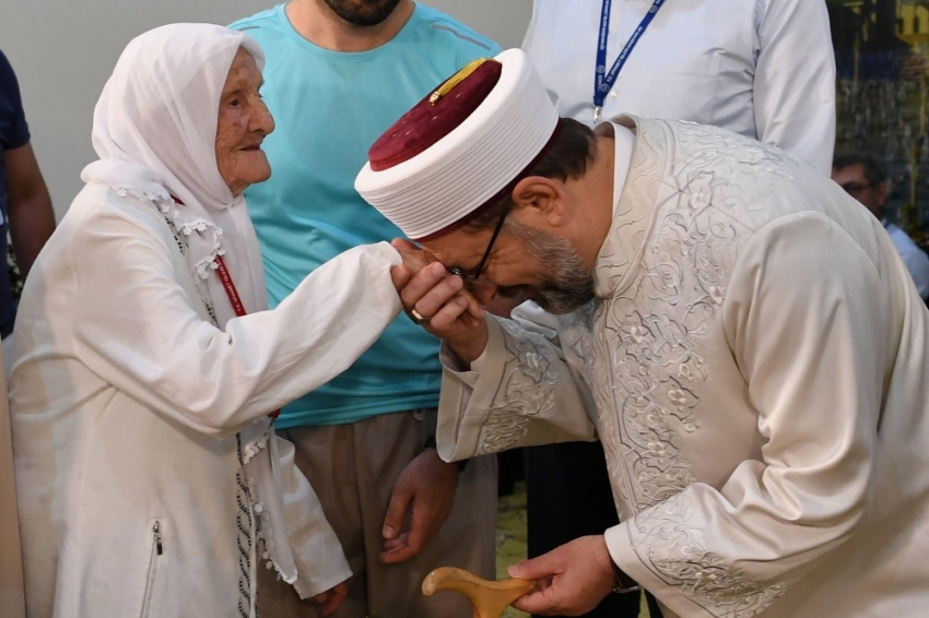 Diyanet İşleri Başkanı Erbaş, en yaşlı hacı adayı ile bir arada