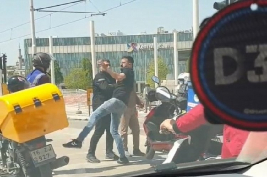 Bursa'da motosikletli kuryelerin kavgası