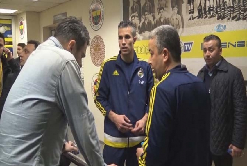 Van Persie ile röportaj yaparken fenalaştı