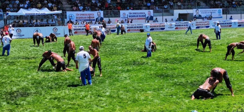 Güreşçiler er meydanında