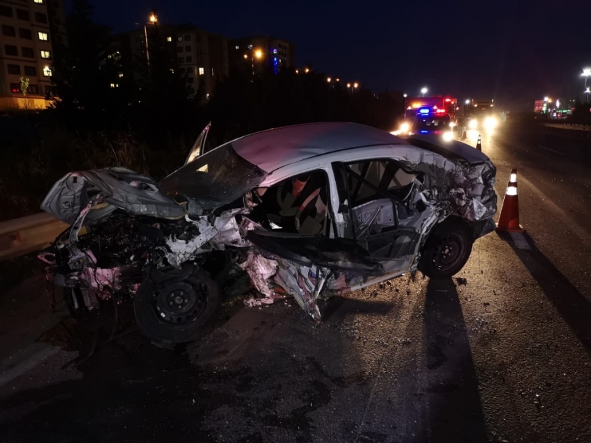 Tıra arkadan çarpan otomobilin hız kadranı 200’de takılı kaldı: 1 ağır yaralı