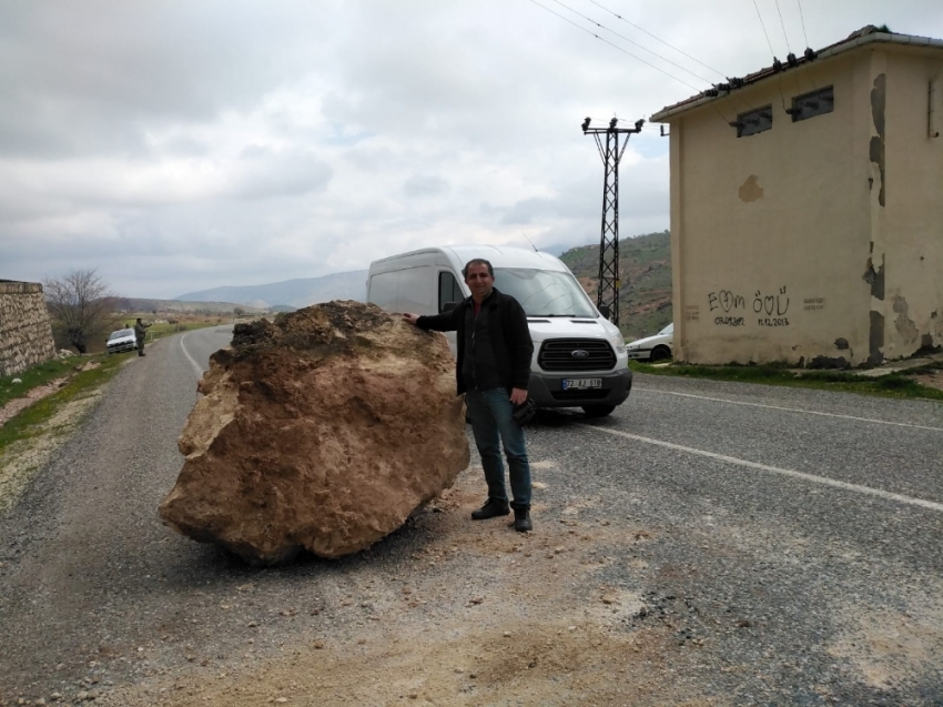 Gercüş’te yola dev kaya parçaları düştü