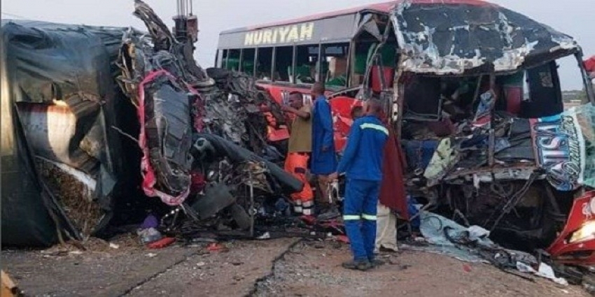 Otobüs kamyonla çarpıştı: 5 ölü, 54 yaralı