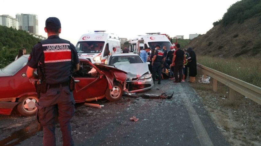 İki otomobil kafa kafaya çarpıştı: 6 yaralı