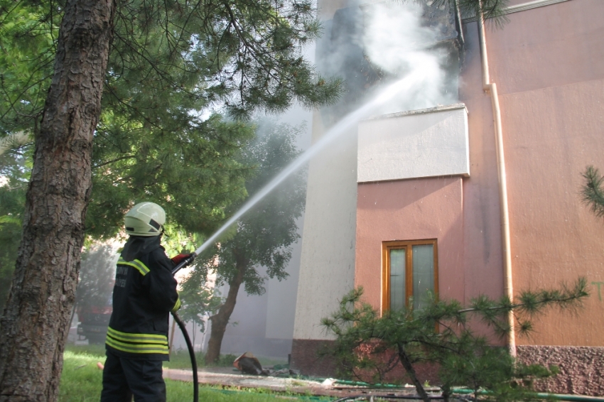 Konya’da 10 katlı binada yangın paniği