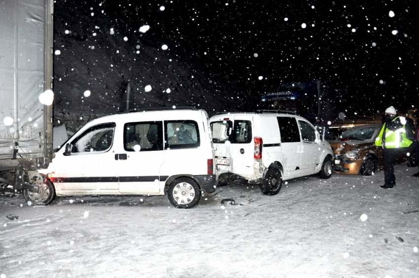 Kar kaza yaptırdı, 11 araç kazaya karıştı: 7 yaralı