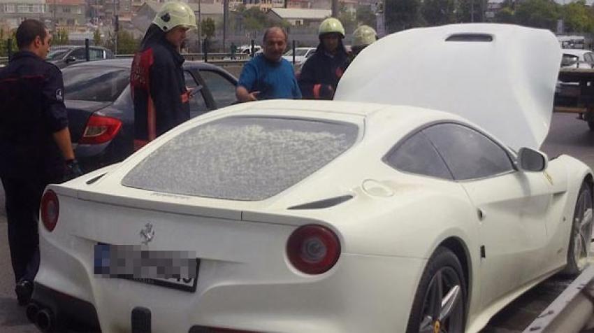 Ferrari seyir halindeyken alev alınca...