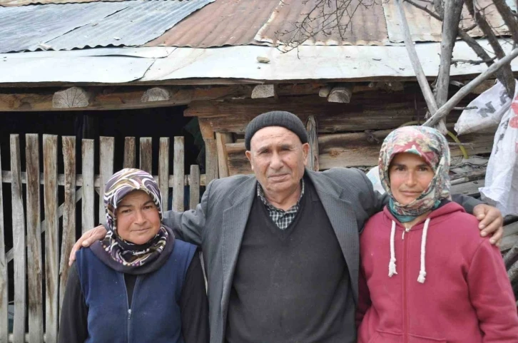 Fedakar baba: İşitme engelli kızlarına gözü gibi bakıyor
