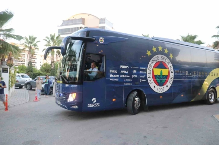 Fenerbahçe, Alanya’da meşale ve çiçeklerle karşılandı