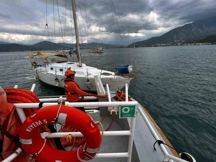 Fethiye açıklarında sürüklenen tekne kurtarıldı
