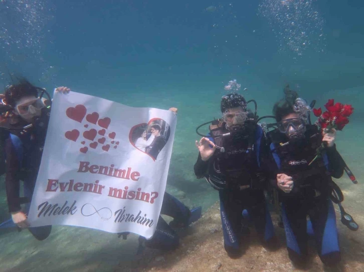 Fethiye’de deniz altında afişli evlilik teklifi