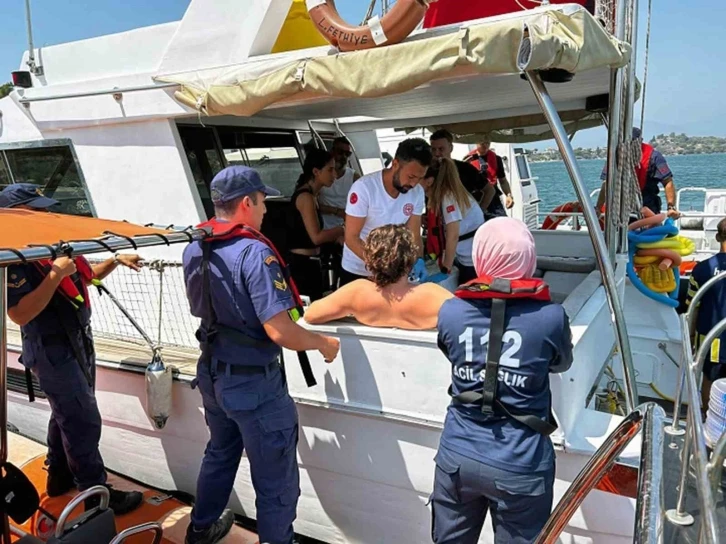 Fethiye’de gezi teknesinde yaralanan vatandaşa tıbbi tahliye
