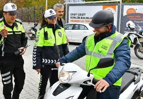 Fethiye’de motor sürücülerine reflektörlü yelek dağıtıldı
