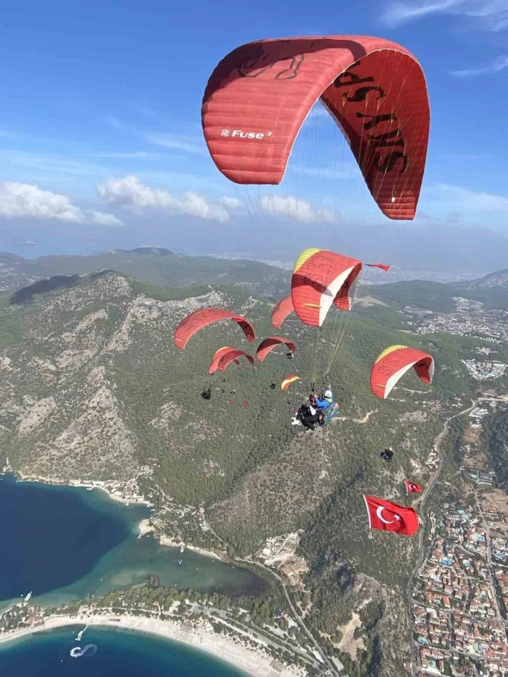 Fethiye’de üiversite öğrencileri Tür Bayrakları ile uçuş yaptı
