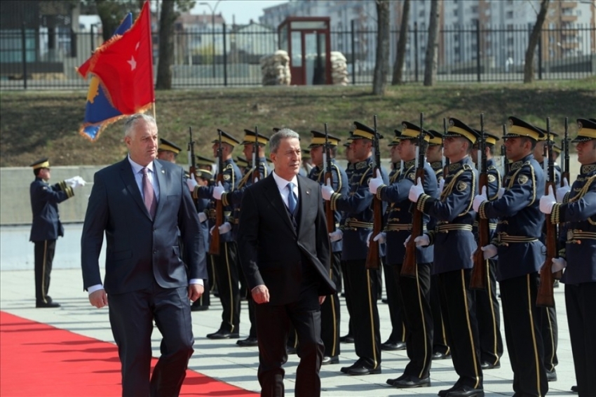 Bakan Akar, Kosova’da askeri törenle karşılandı