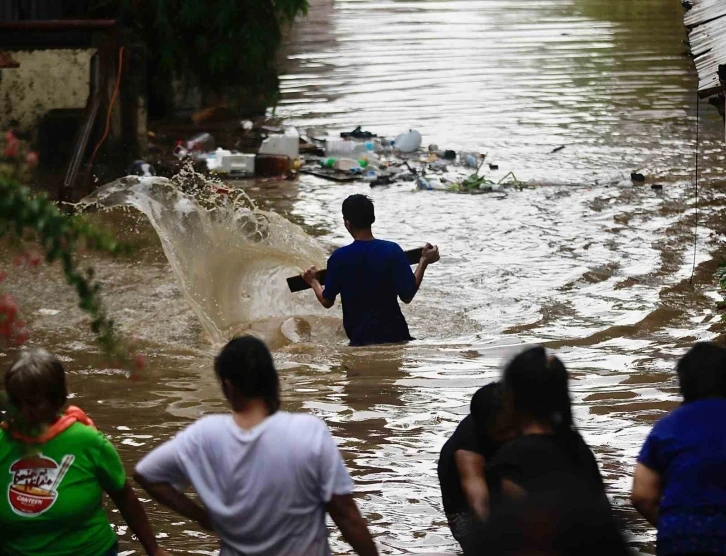 Filipinler’i Aghon Tayfunu vurdu: 3 ölü, 7 yaralı
