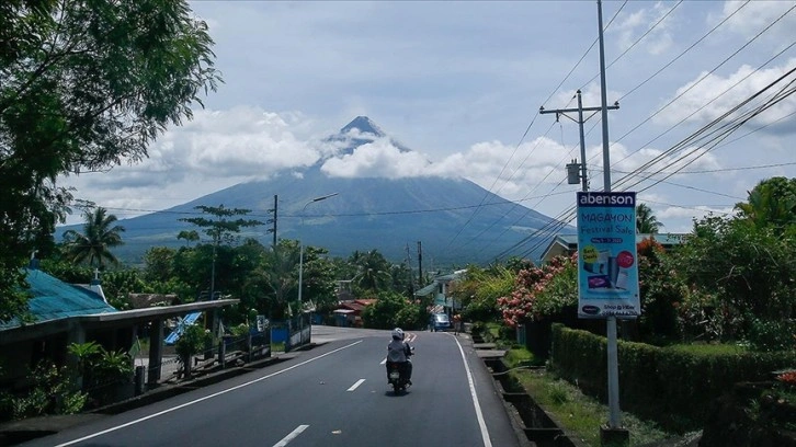 Filipinler'de Mayon Yanardağı'nın çevresinde tahliyeler sürüyor