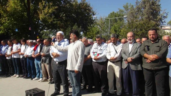 Filistin’de hayatını kaybedenler için gıyabi cenaze namazı kılındı
