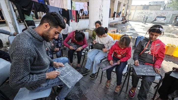 Filistinli öğretmen, Gazze'deki çocukların eğitimden mahrum kalmaması için çaba harcıyor